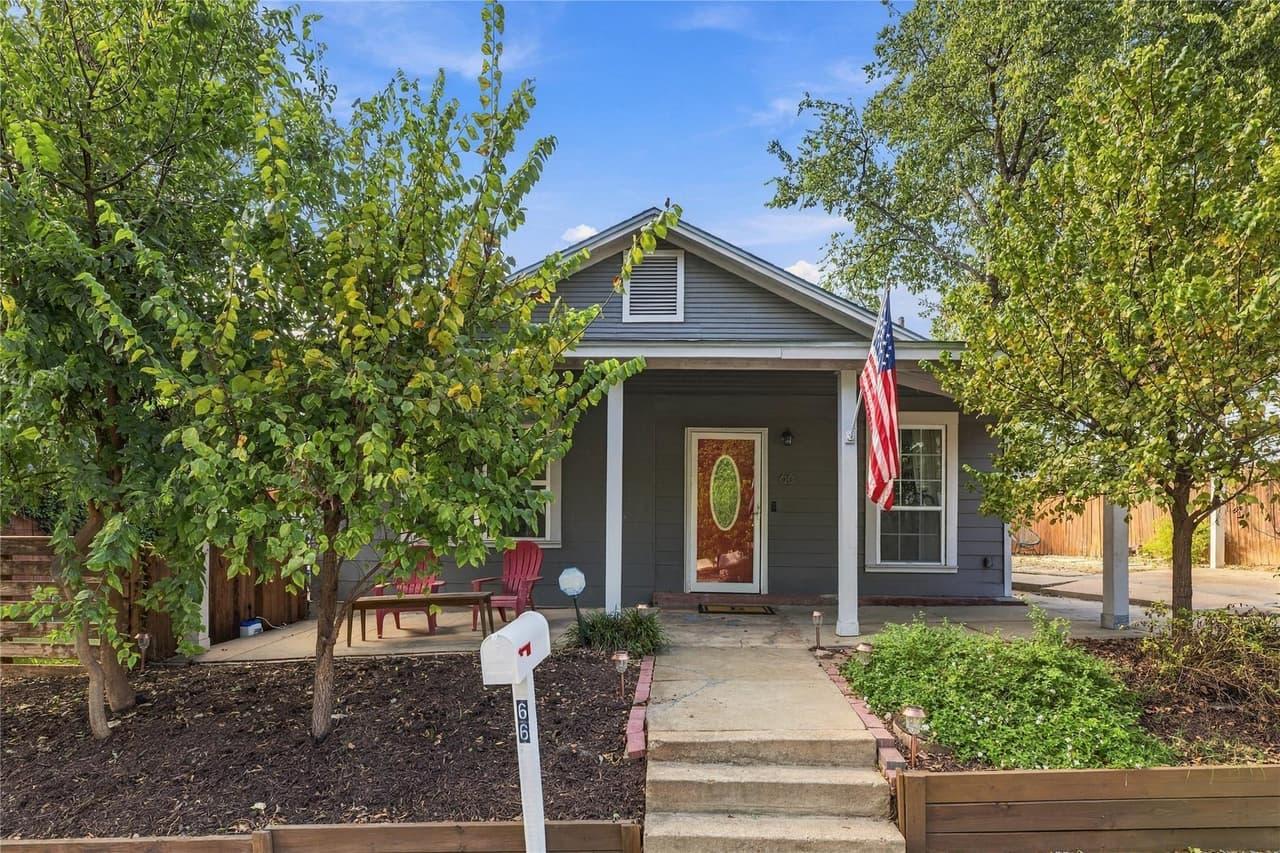 66  Navasota St photo 3