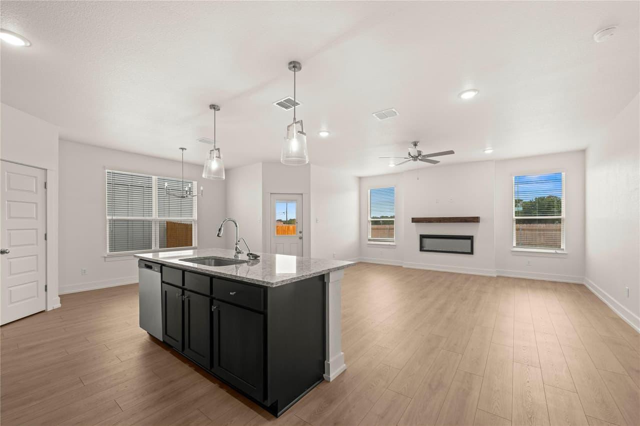 560  Gus Loop photo 6