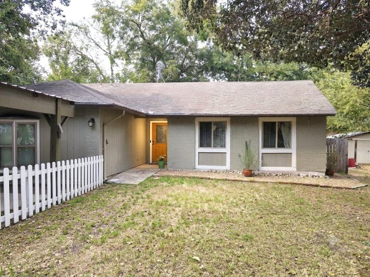 2423  Village Walk