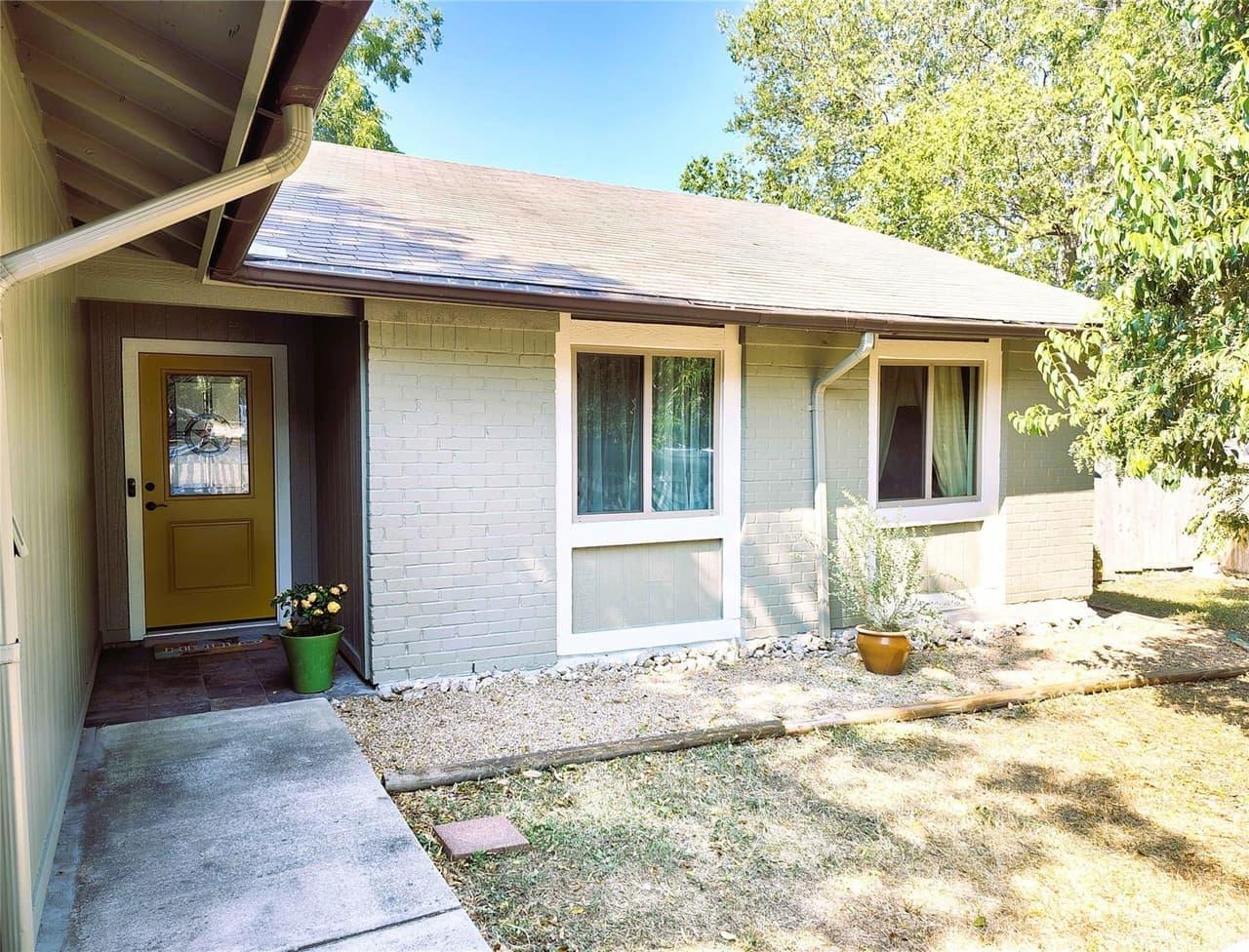 2423  Village Walk photo 2