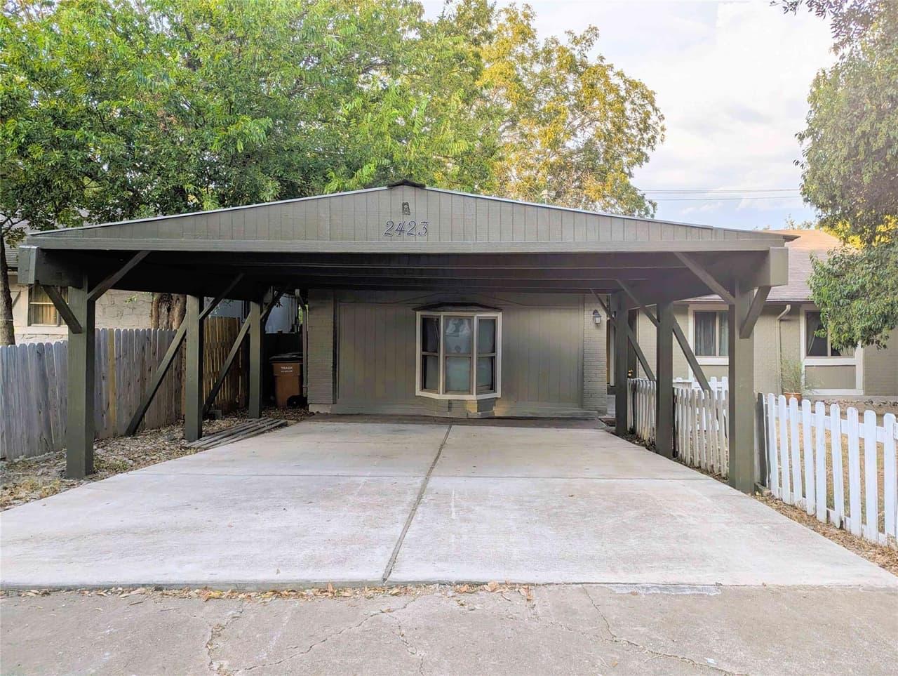 2423  Village Walk photo 3