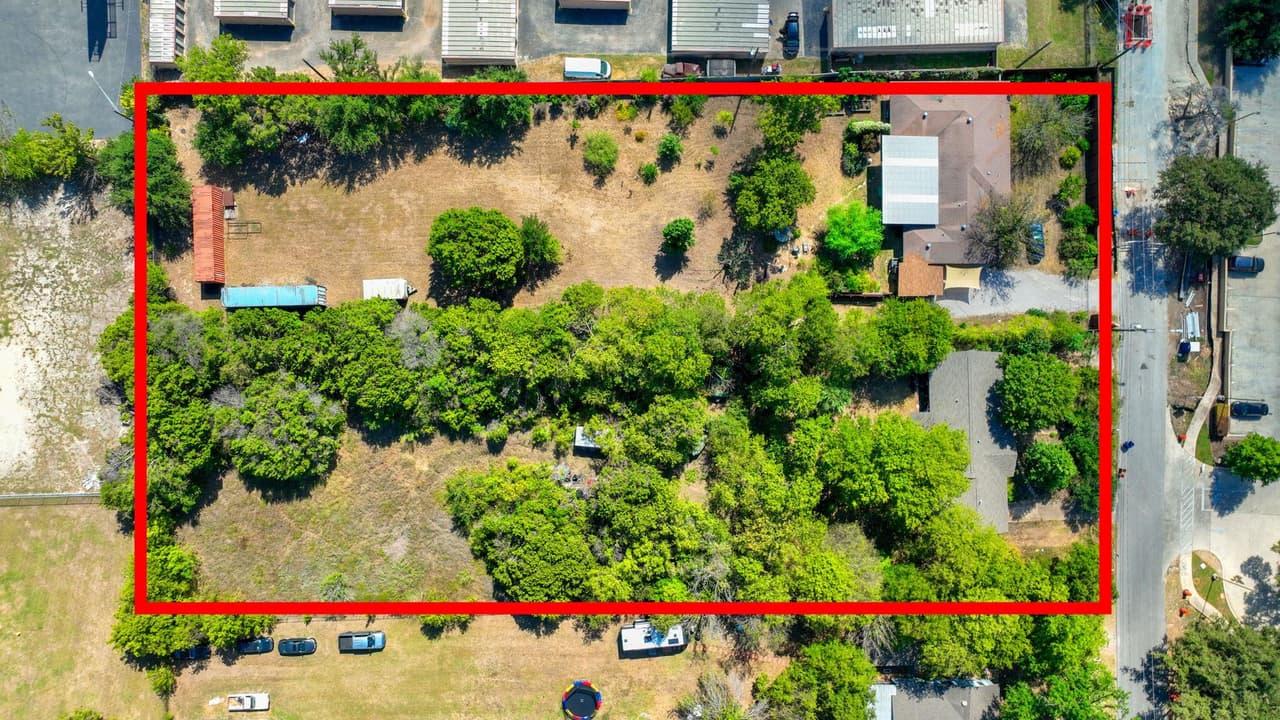 700 & 604  Corral Ln