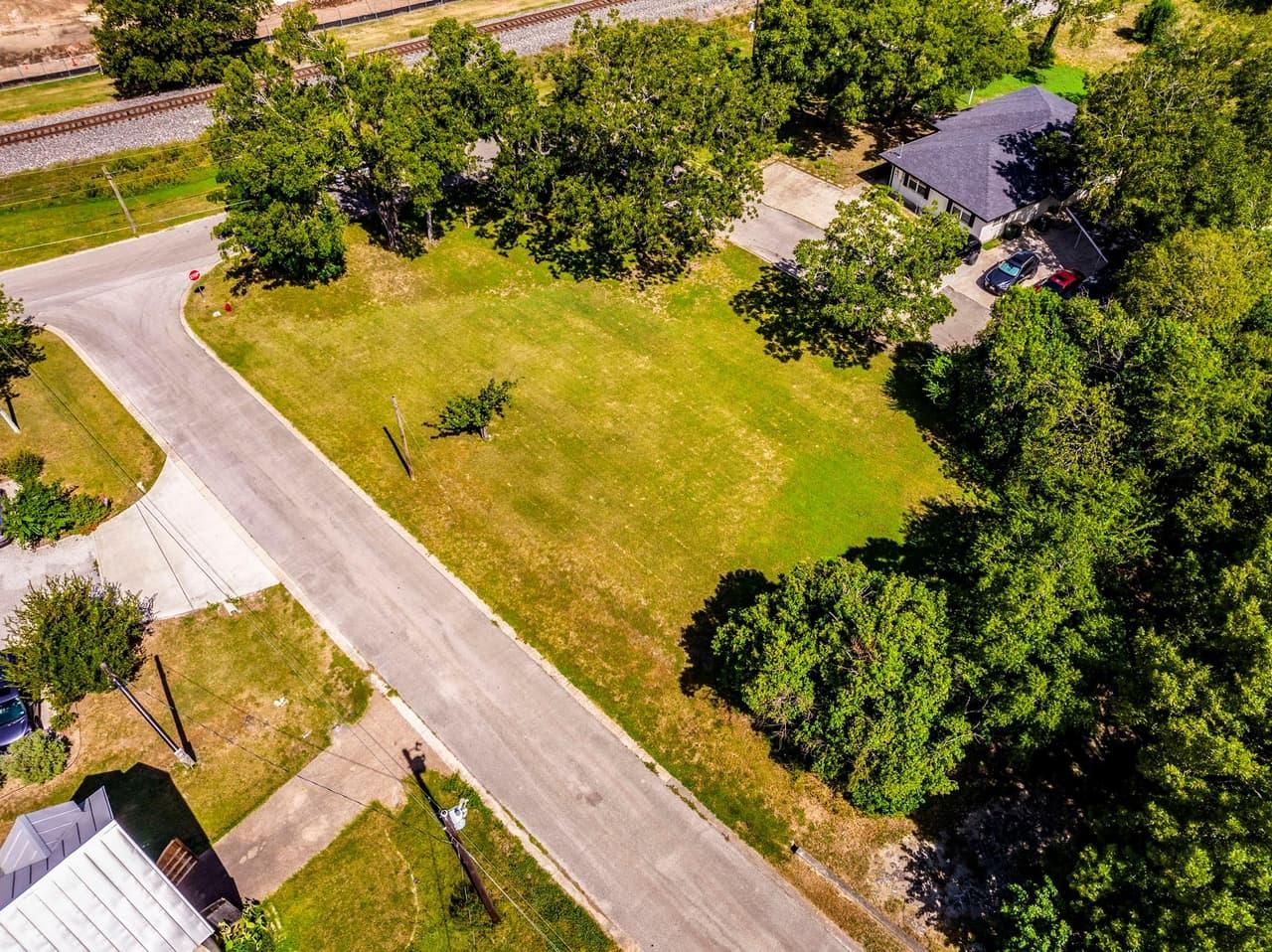 301  Railroad St photo 3
