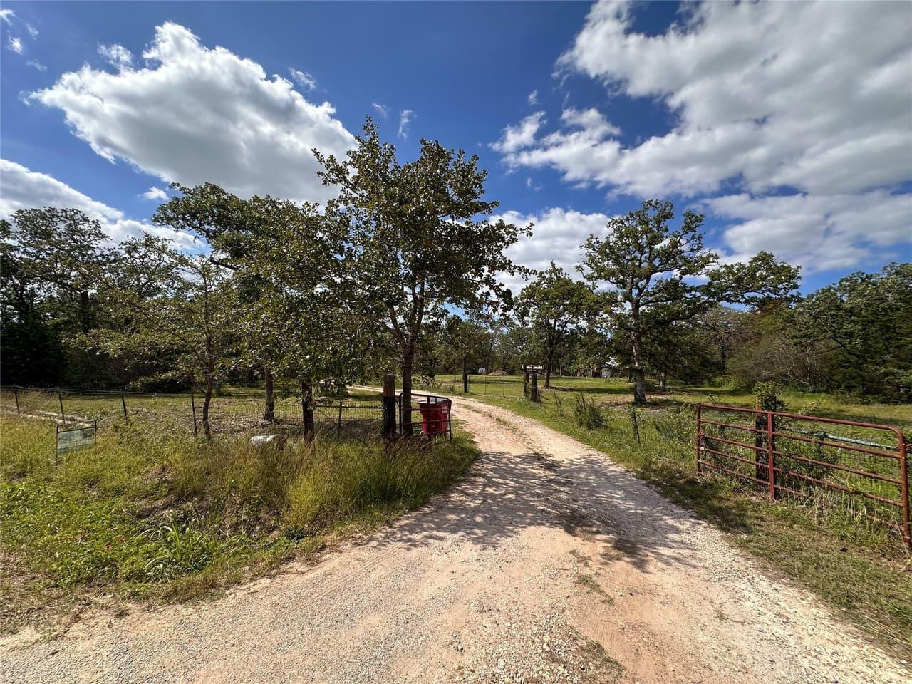 380  Woodlands Dr photo 2