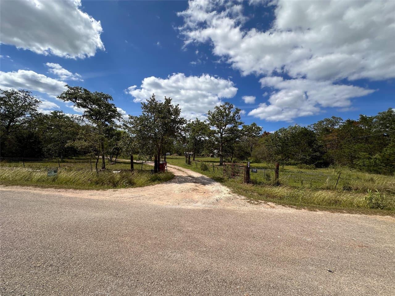 380  Woodlands Dr photo 3