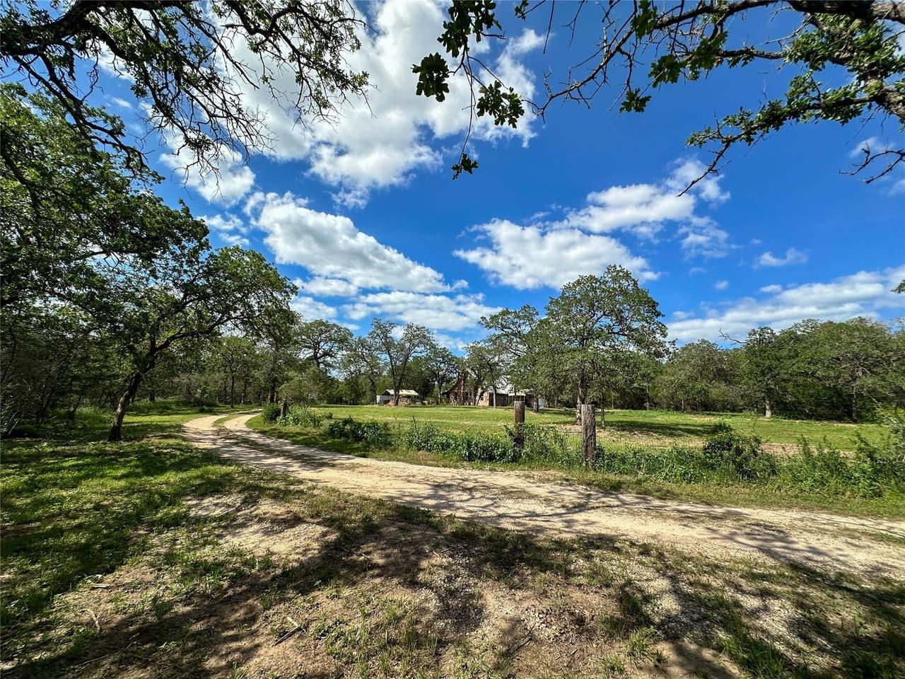 380  Woodlands Dr photo 4