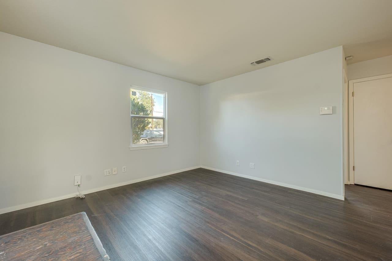 203  Cooper Dr photo 4