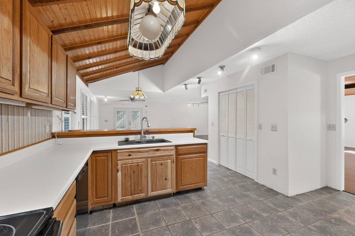 522  Circle Dr photo 6