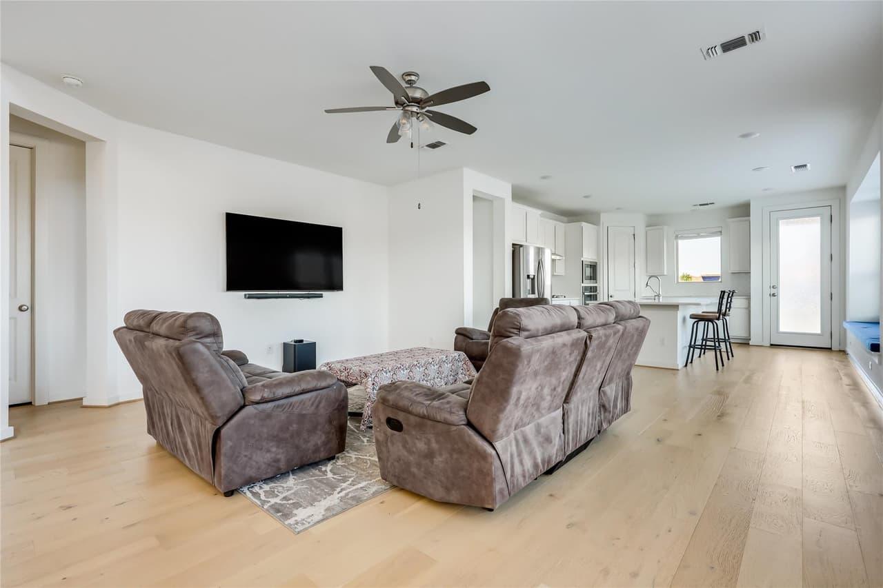 100  Rangel Dr photo 4