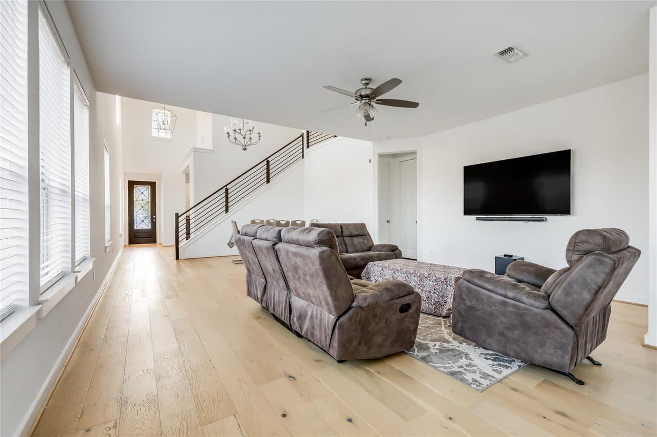 100  Rangel Dr photo 5