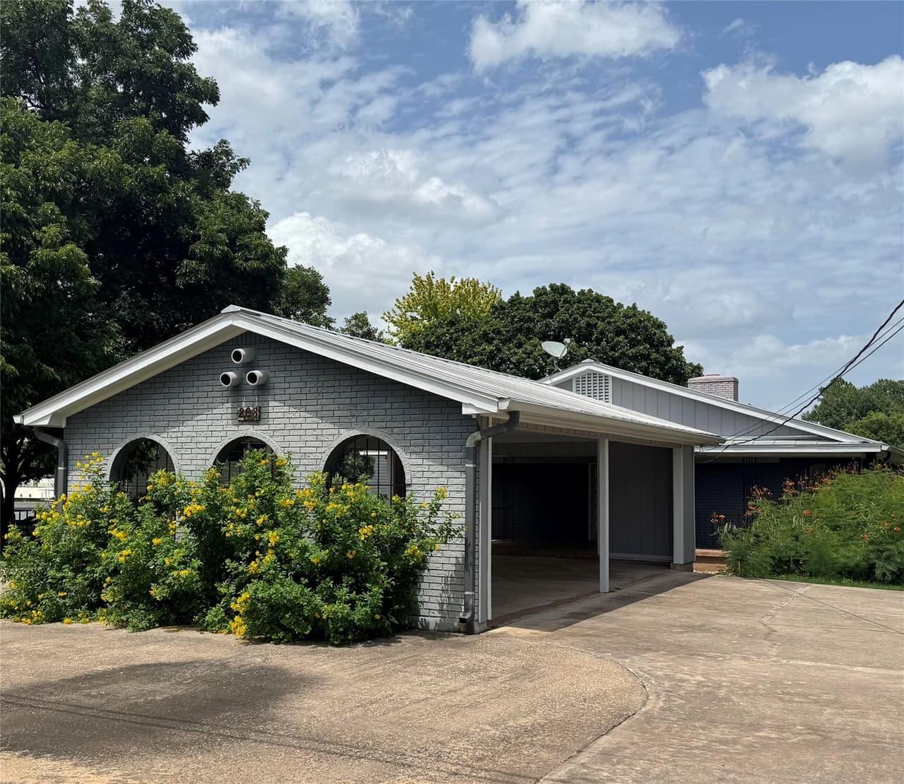 208  Riverside Dr photo 2