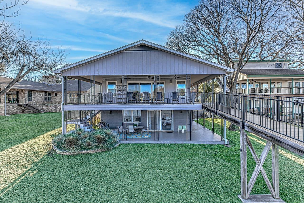 208  Riverside Dr photo 3
