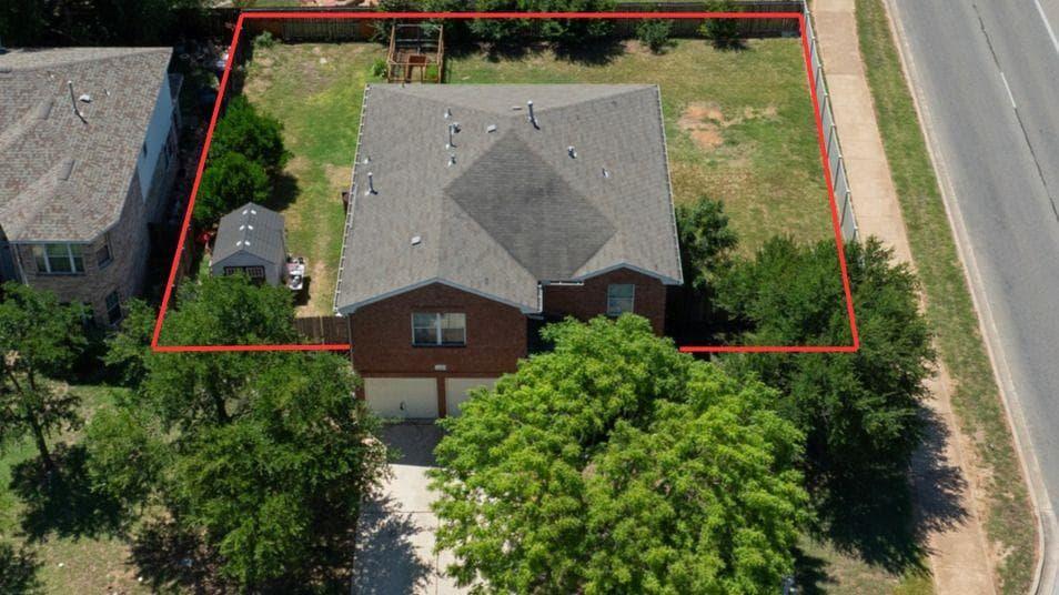 1620  Hawk Dr photo 2