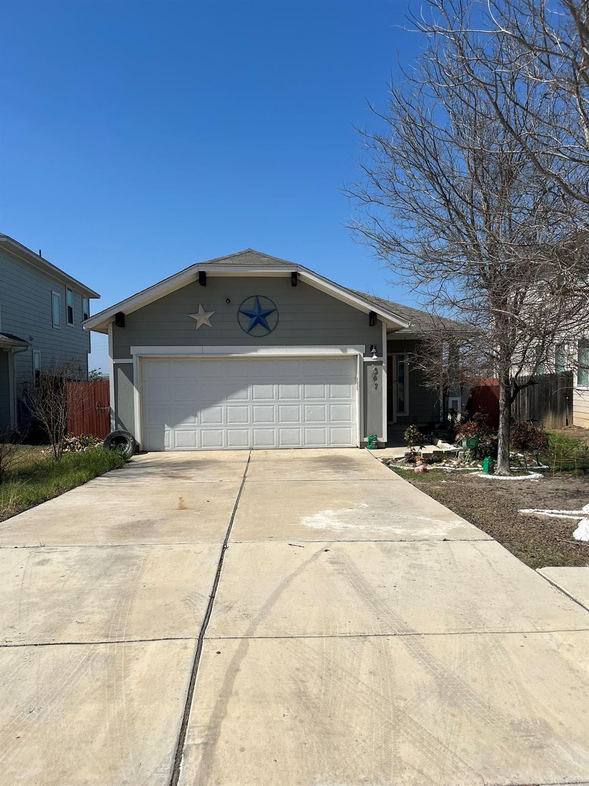 587  Twisted Oaks Ln