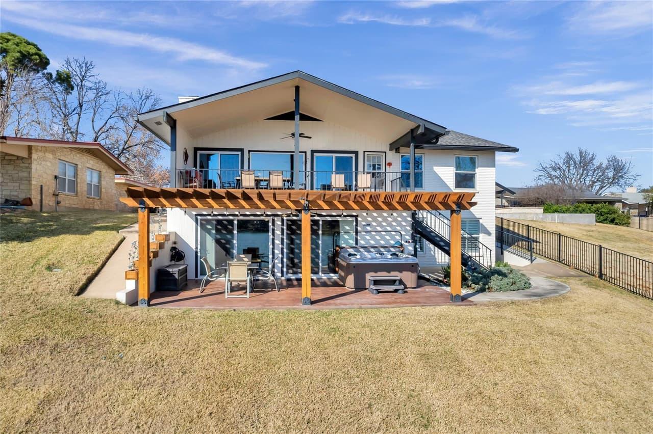 1846  Bluebonnet Ln photo 3