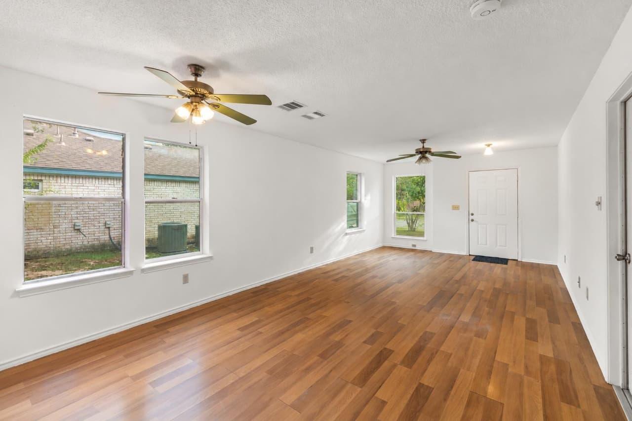 806  Cactus Bend Dr photo 3