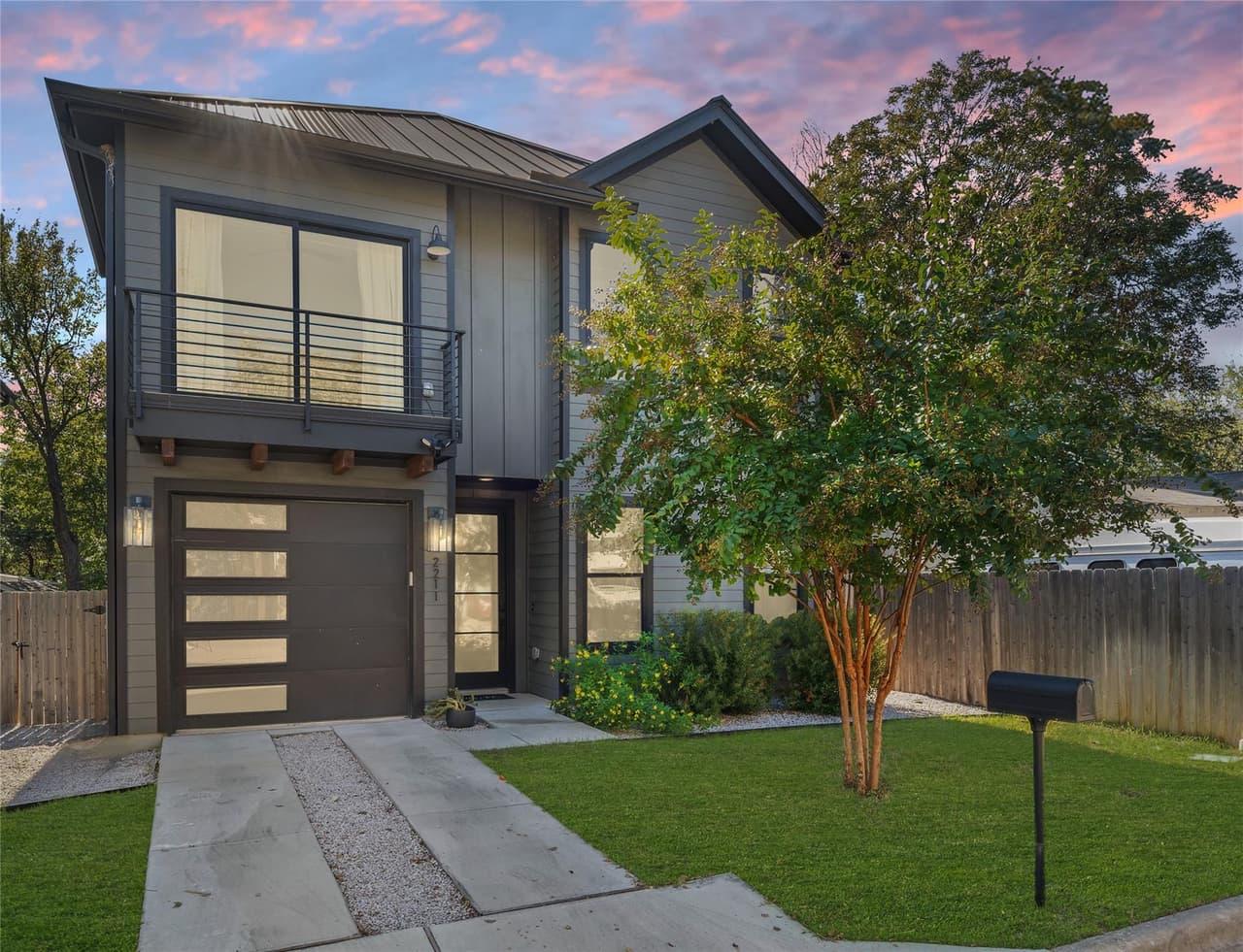 2211  Santa Rosa St