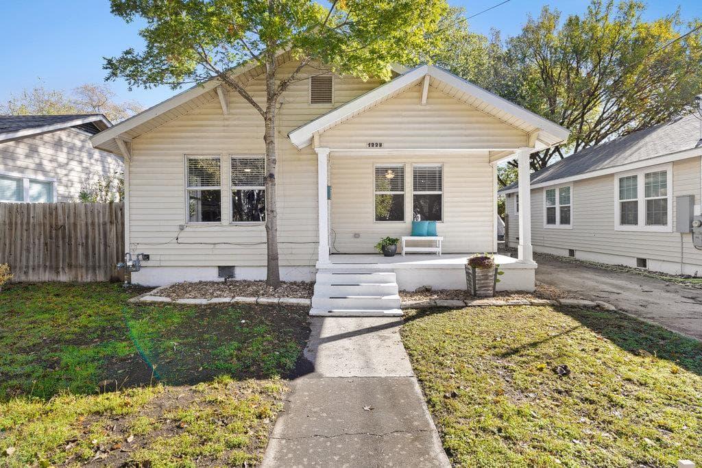 1223, 1223 1/2 & 1225 S Austin Ave S