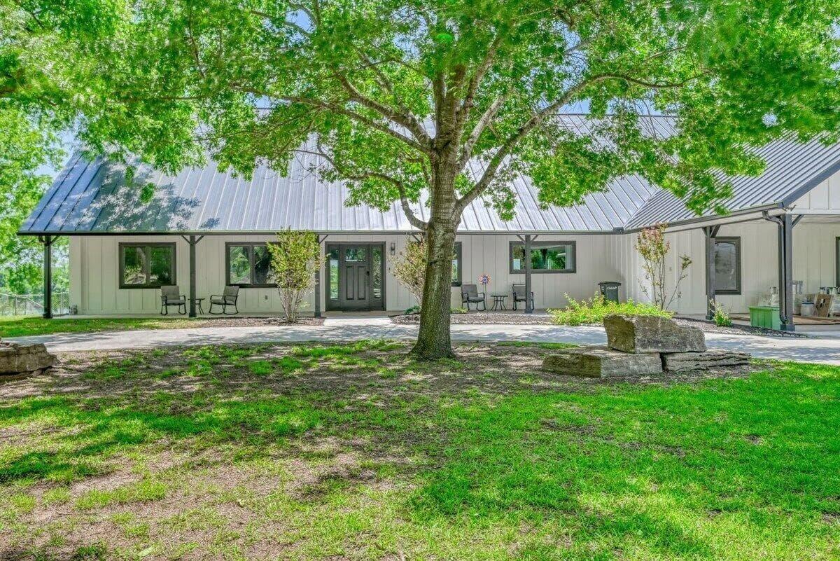 3120  River Oaks Dr photo 2