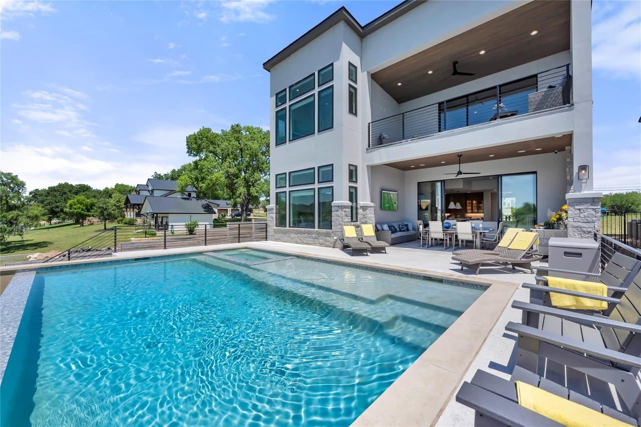 3208  River Oaks Dr