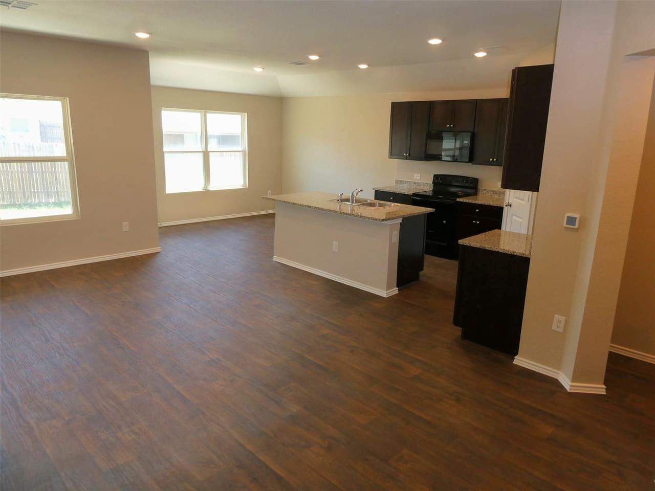 6009  RODERICK Dr photo 3