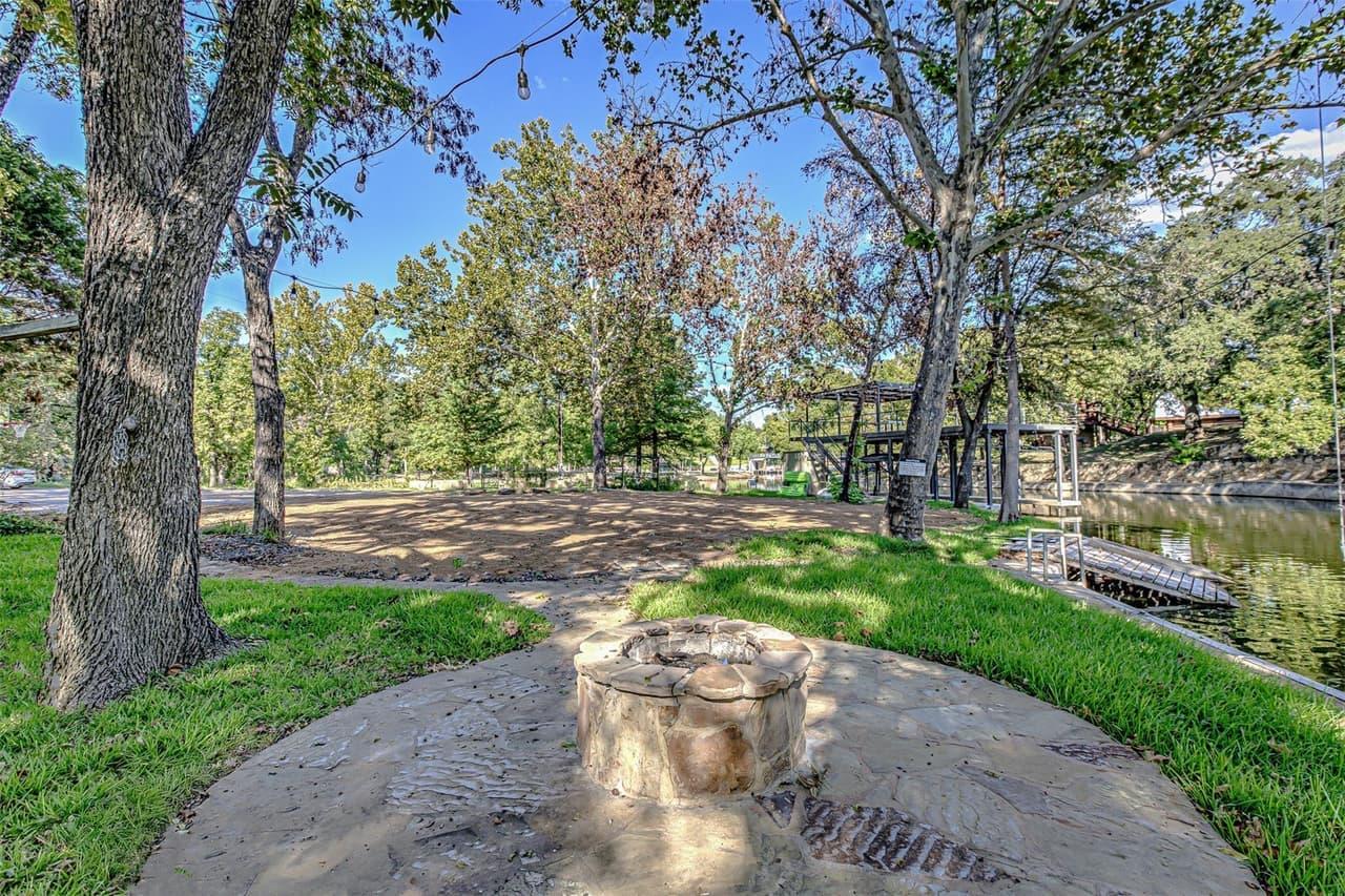 1336 S Lakeside Dr photo 3