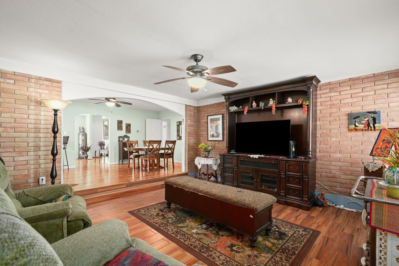 11908  North Oaks Dr photo 2