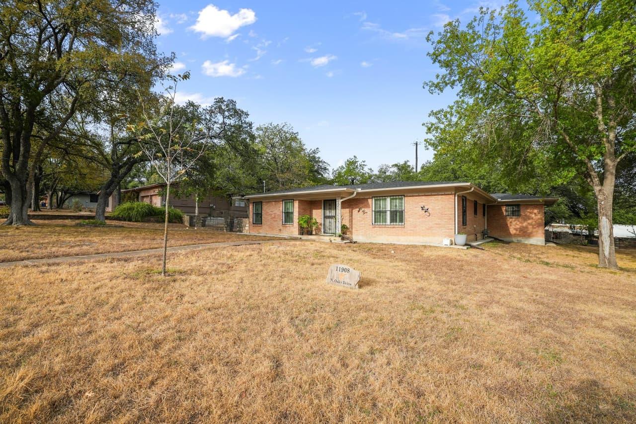 11908  North Oaks Dr photo 3