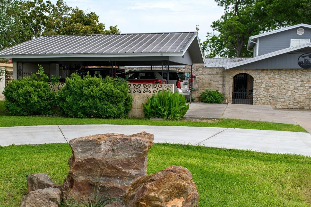 1912  Bluebonnet Ln photo 6