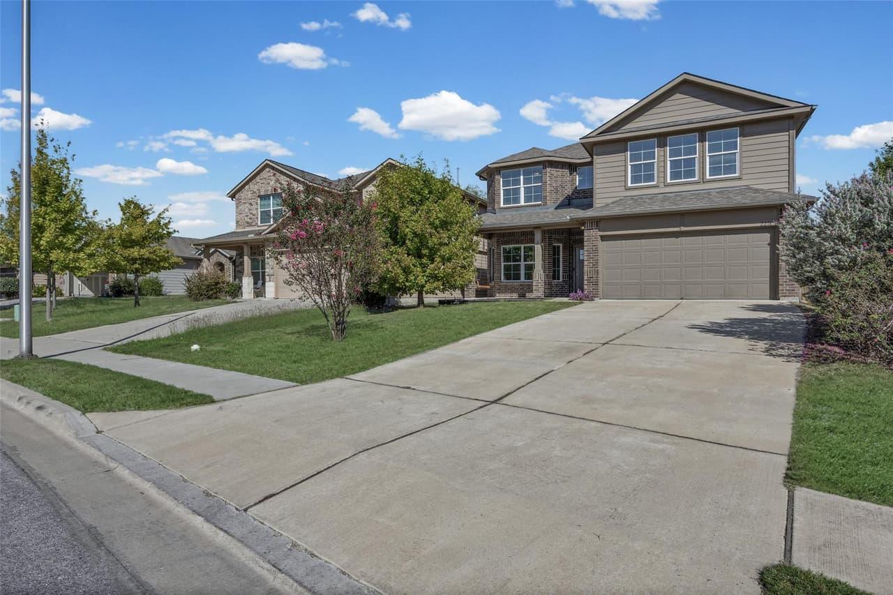2214  Bettylou Ln photo 2