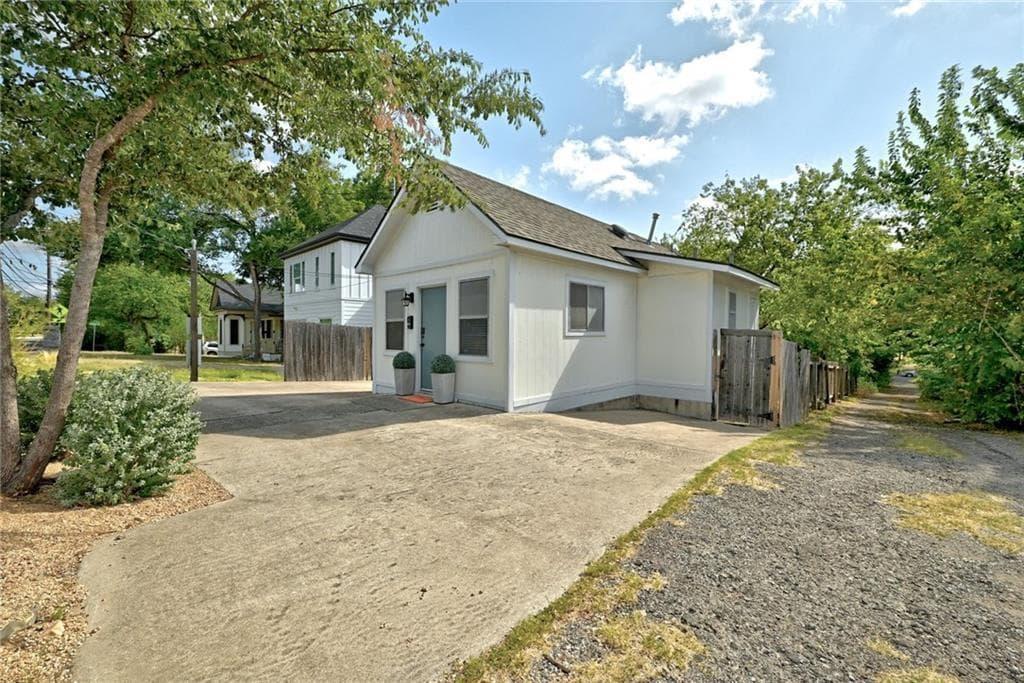 2107  Chicon St photo 2