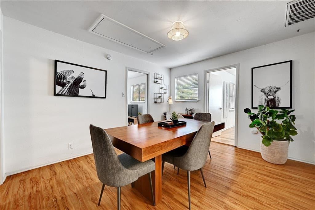 2107  Chicon St photo 4