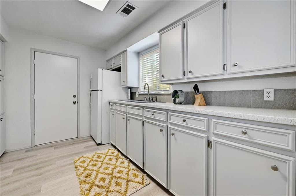 2107  Chicon St photo 5