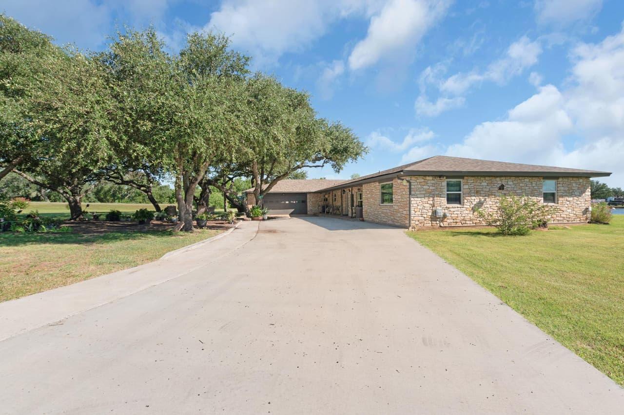 208  Iris Lane Ln photo 3