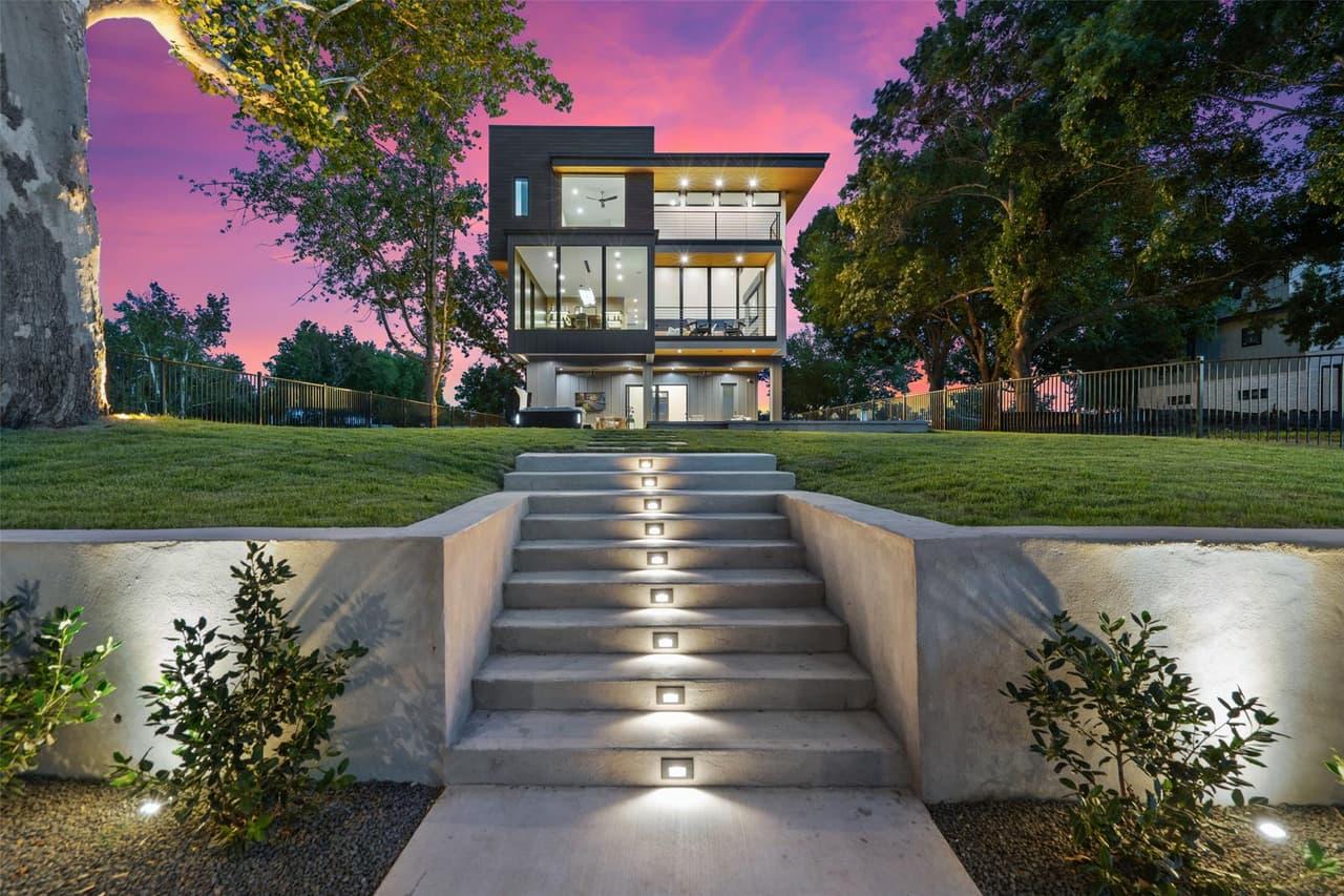 613  Lake St