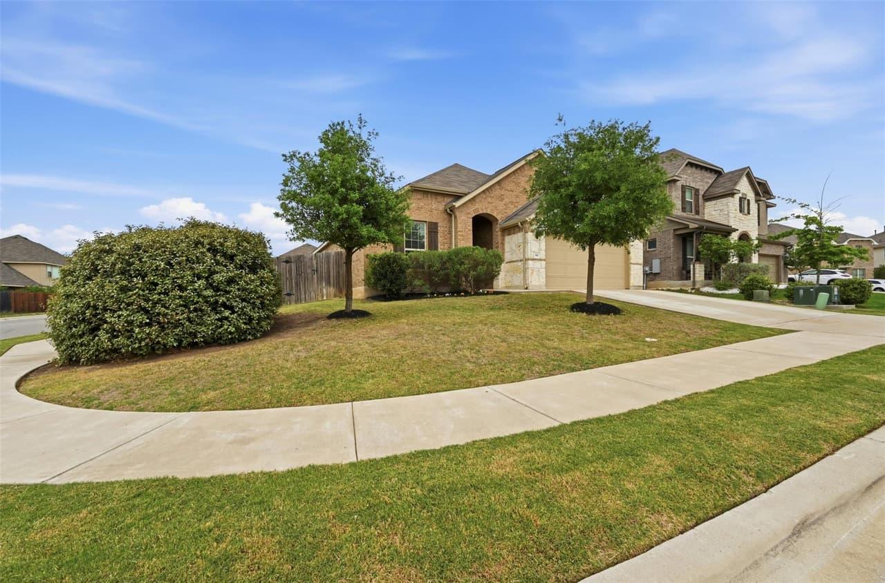 392  Algaroba Loop