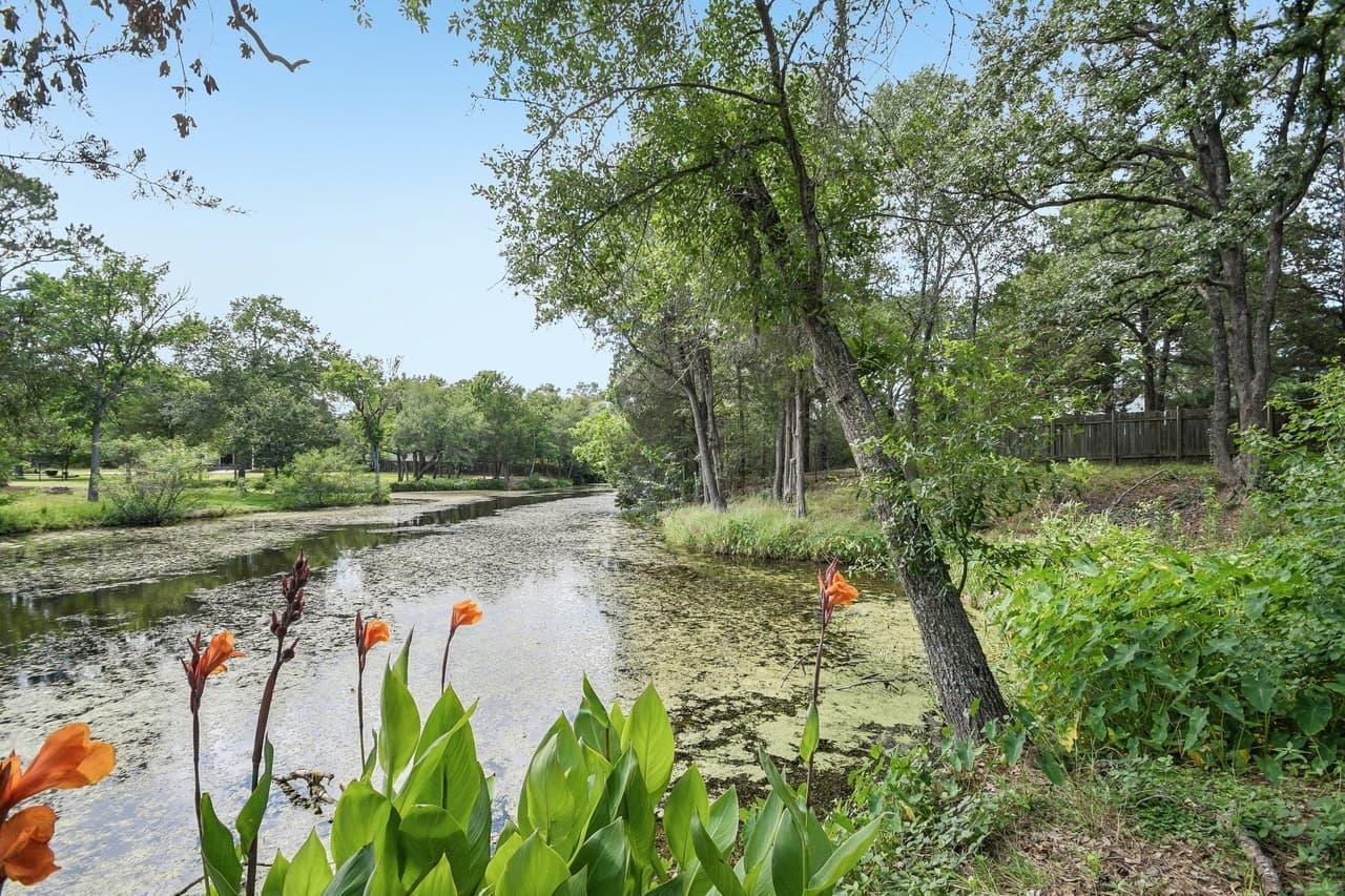 139  Meadow Creek Dr photo 2