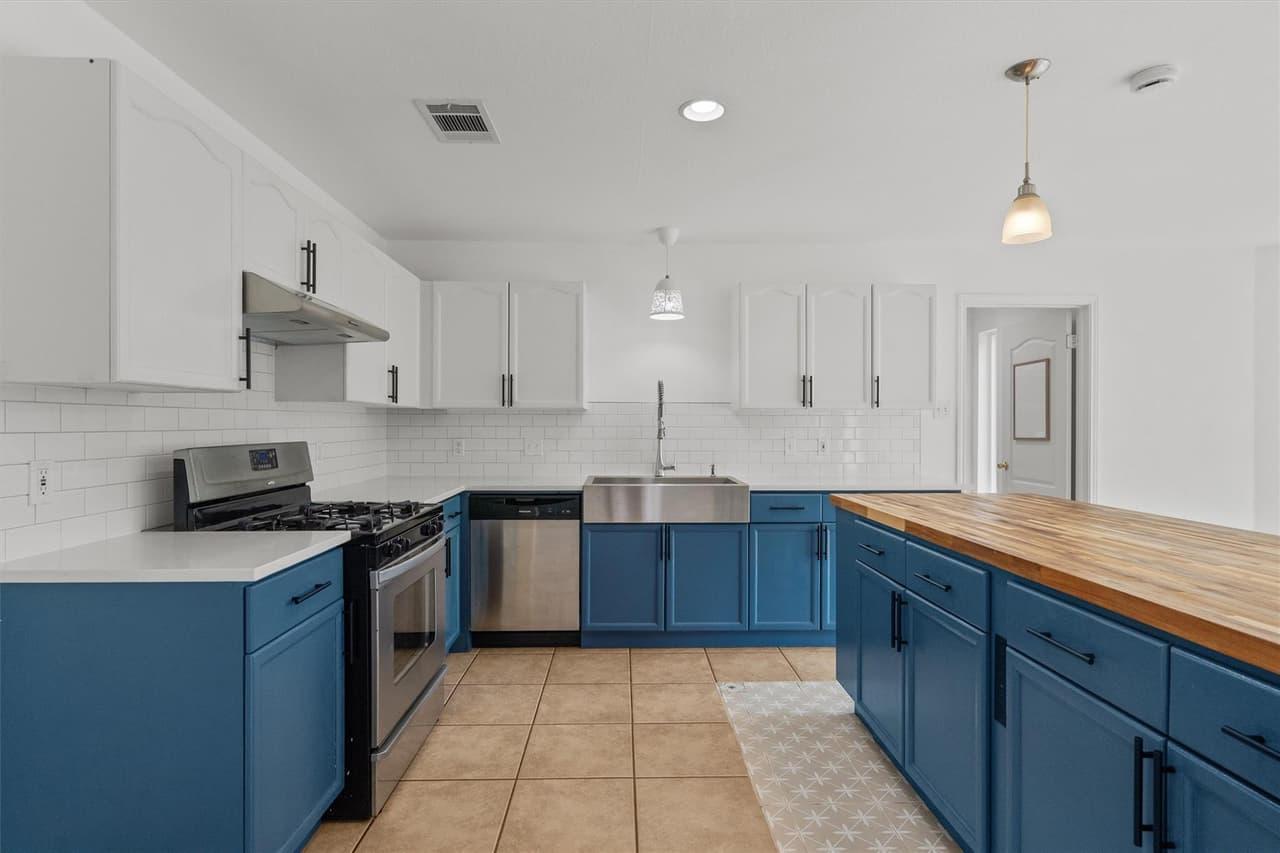 3744  Top Rock Ln photo 2
