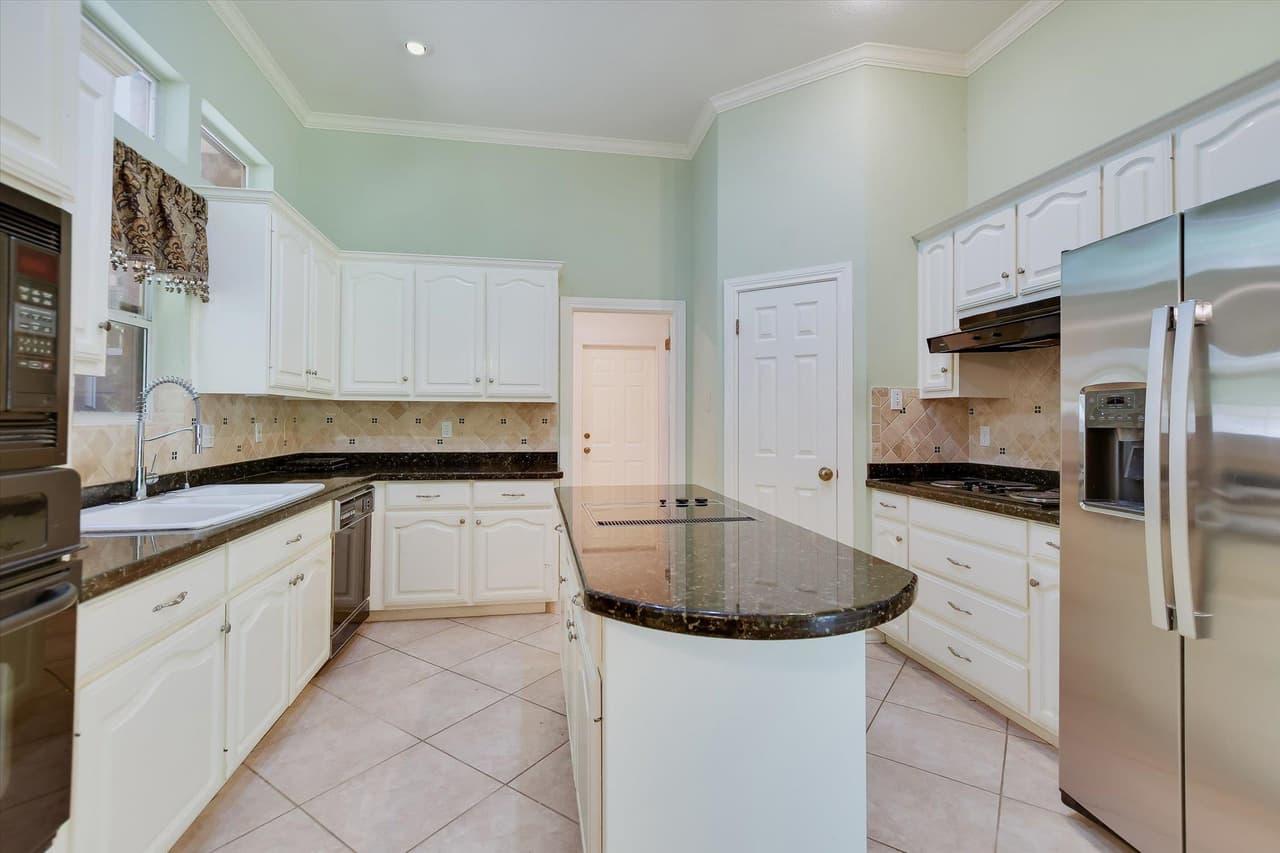 2114  Live Oak Cir photo 3