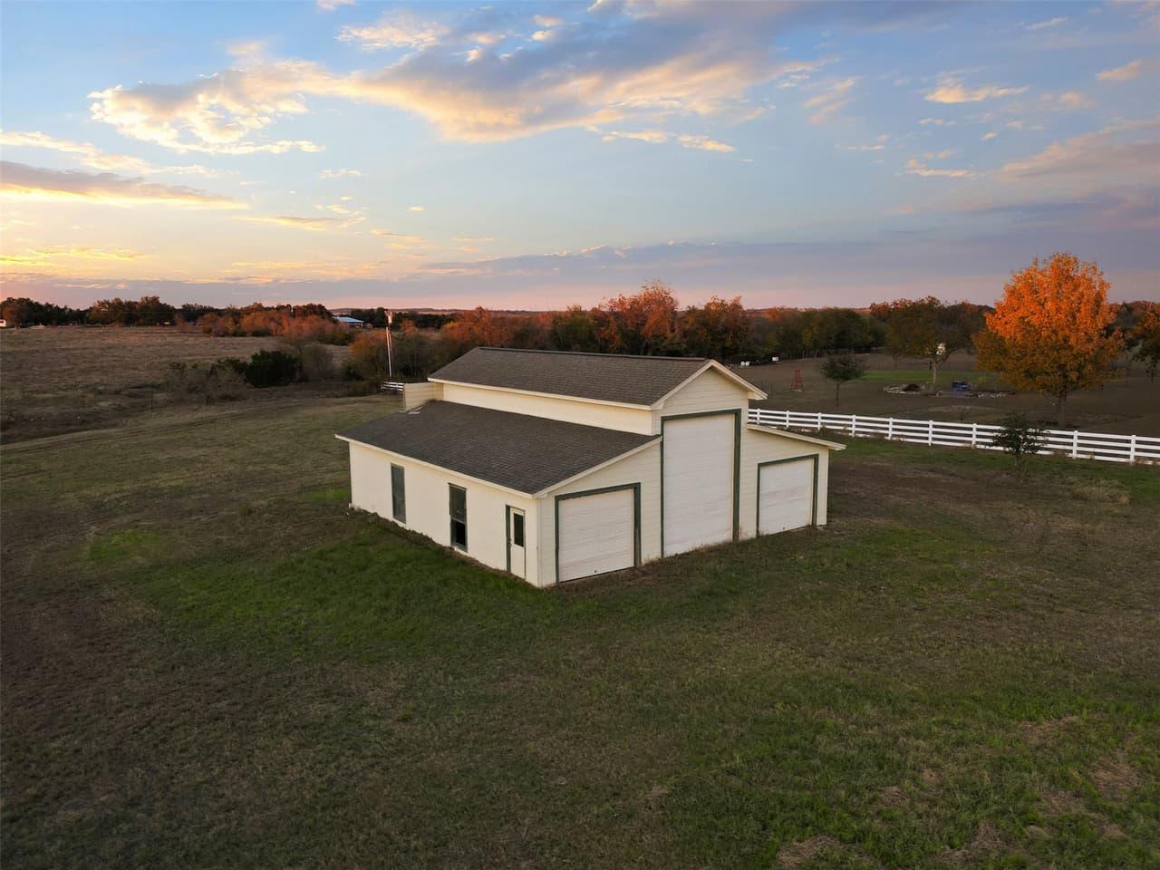 233  Courtnees Way photo 4