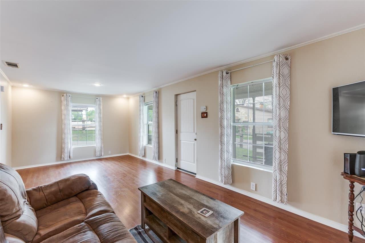 201  Church Hill Ln photo 4