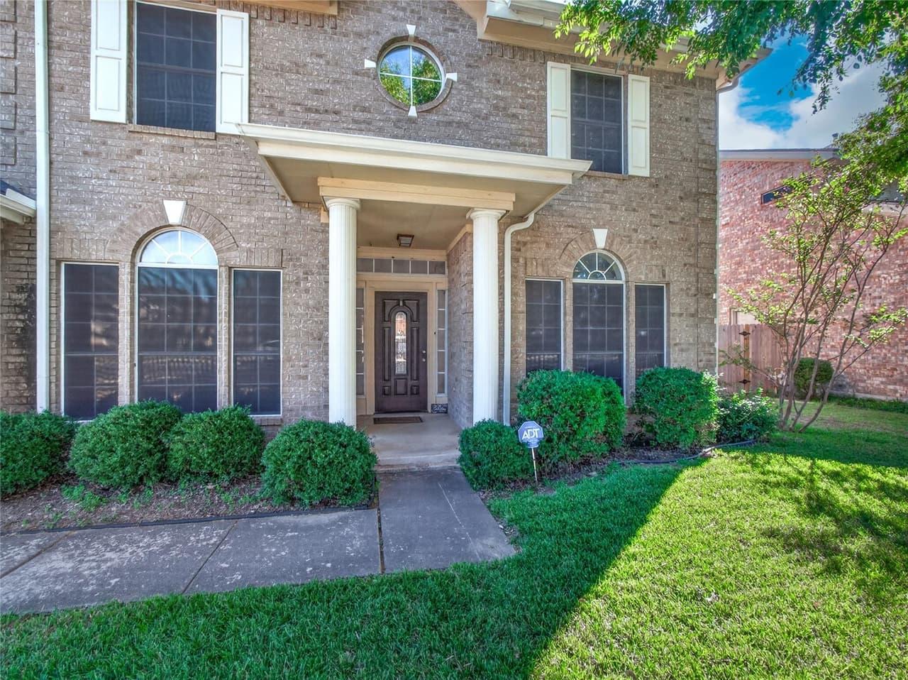 309  Steeplechase Dr photo 2