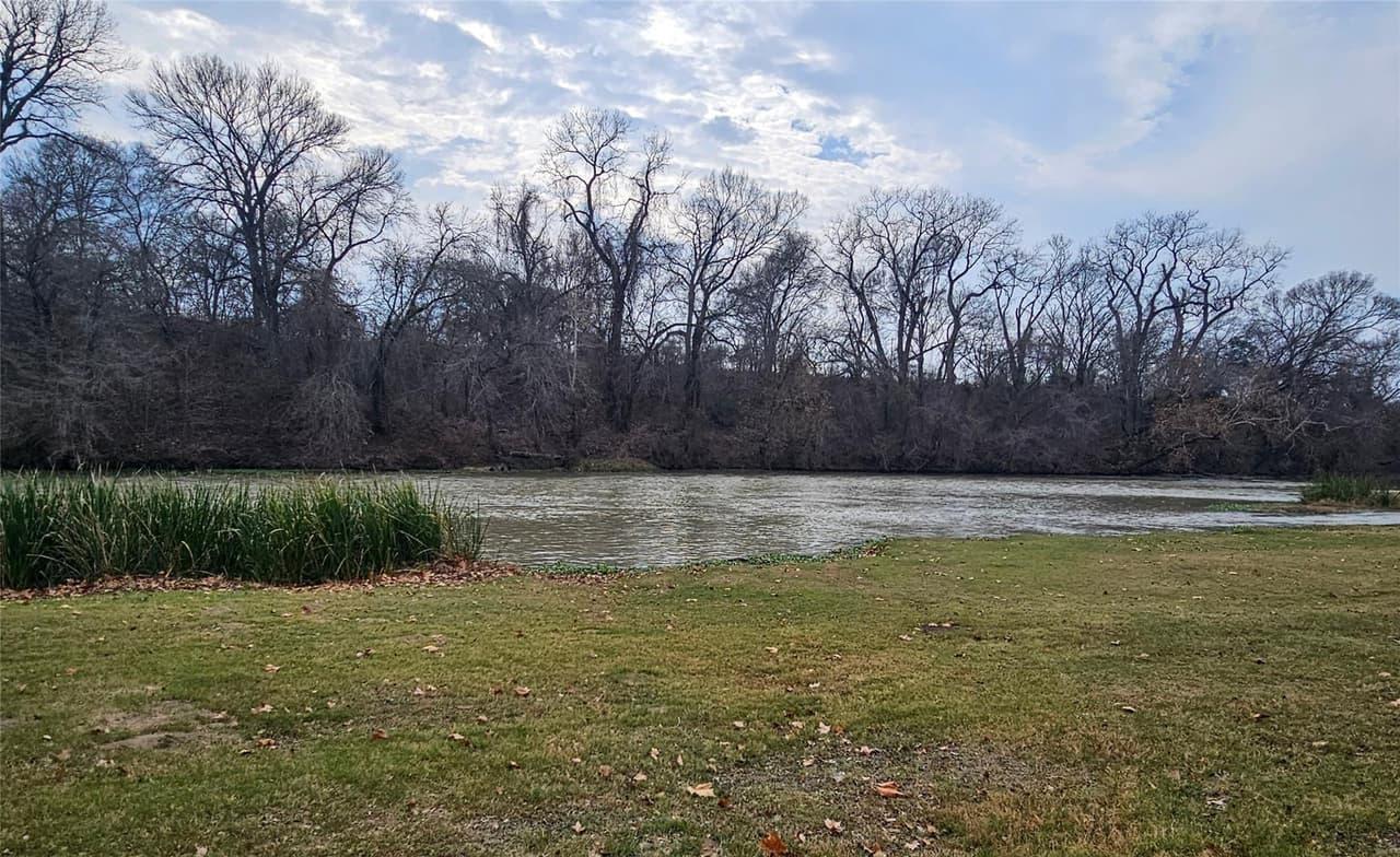 416  Riverside Dr photo 3