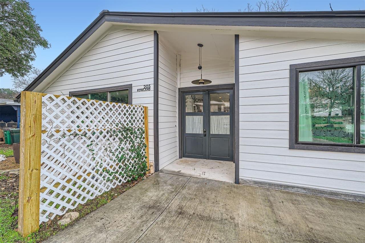 205  Rowland Dr photo 2