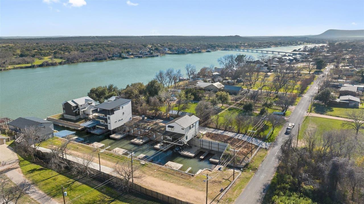942  Euel Moore Dr photo 3