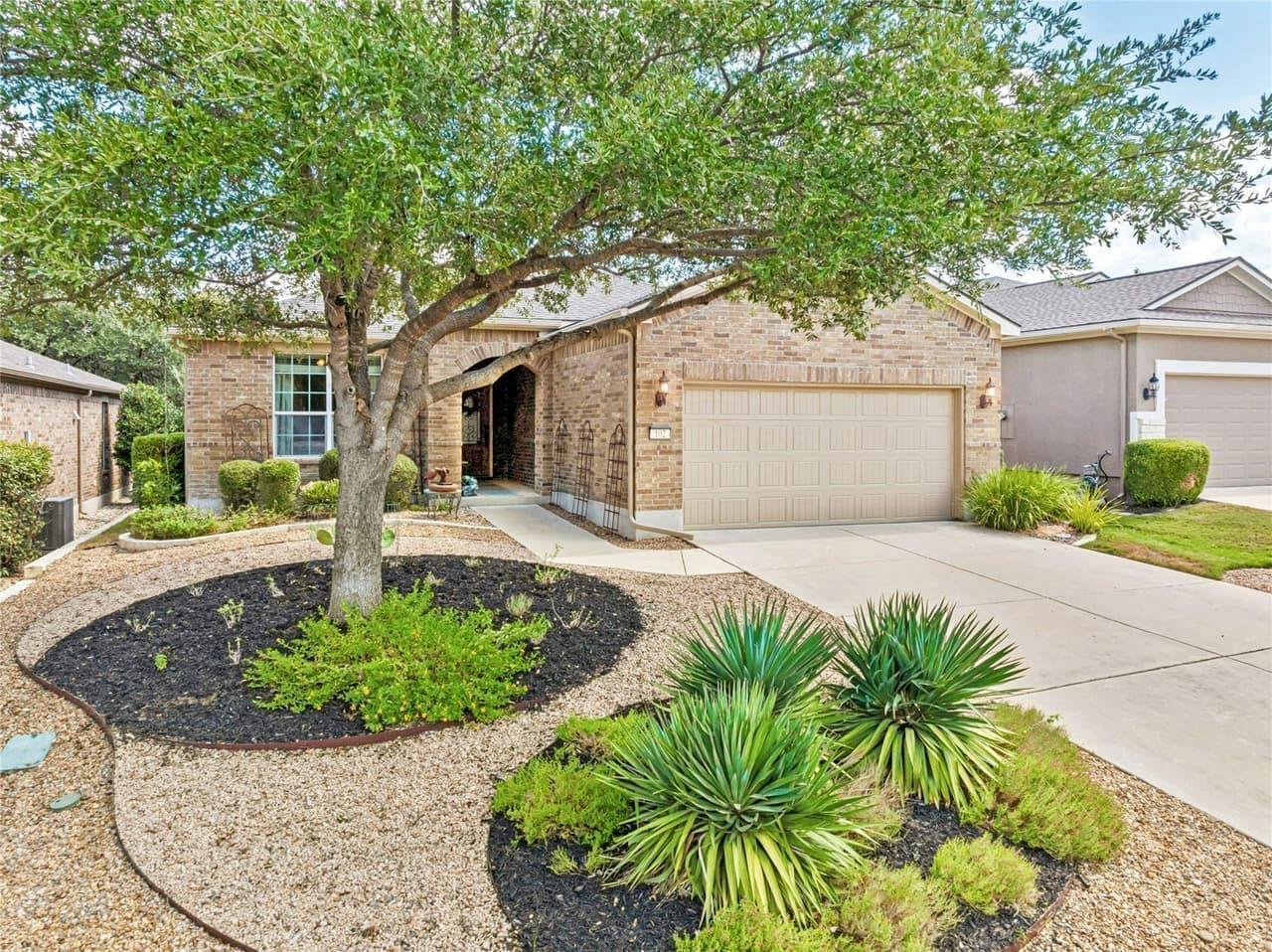 102  Trinity Ln photo 2