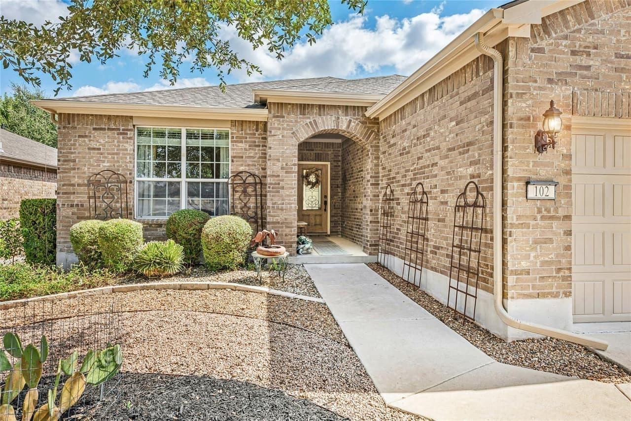 102  Trinity Ln photo 3