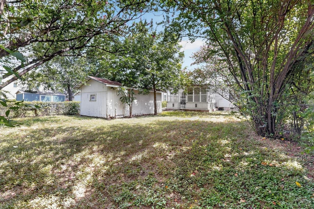 4703  Leslie Ave photo 3
