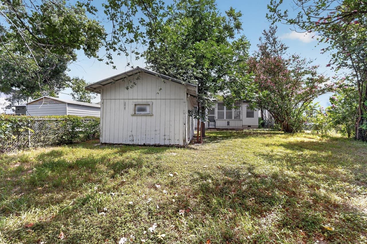 4703  Leslie Ave photo 4