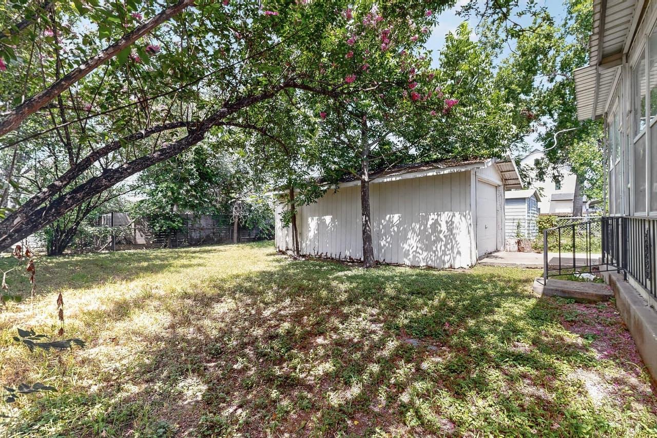 4703  Leslie Ave photo 6